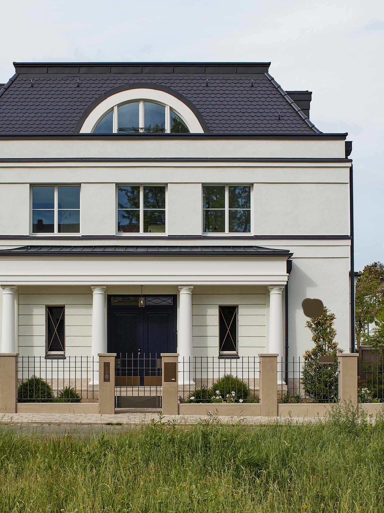 Haus im Villenstil mit Säulen am Eingang