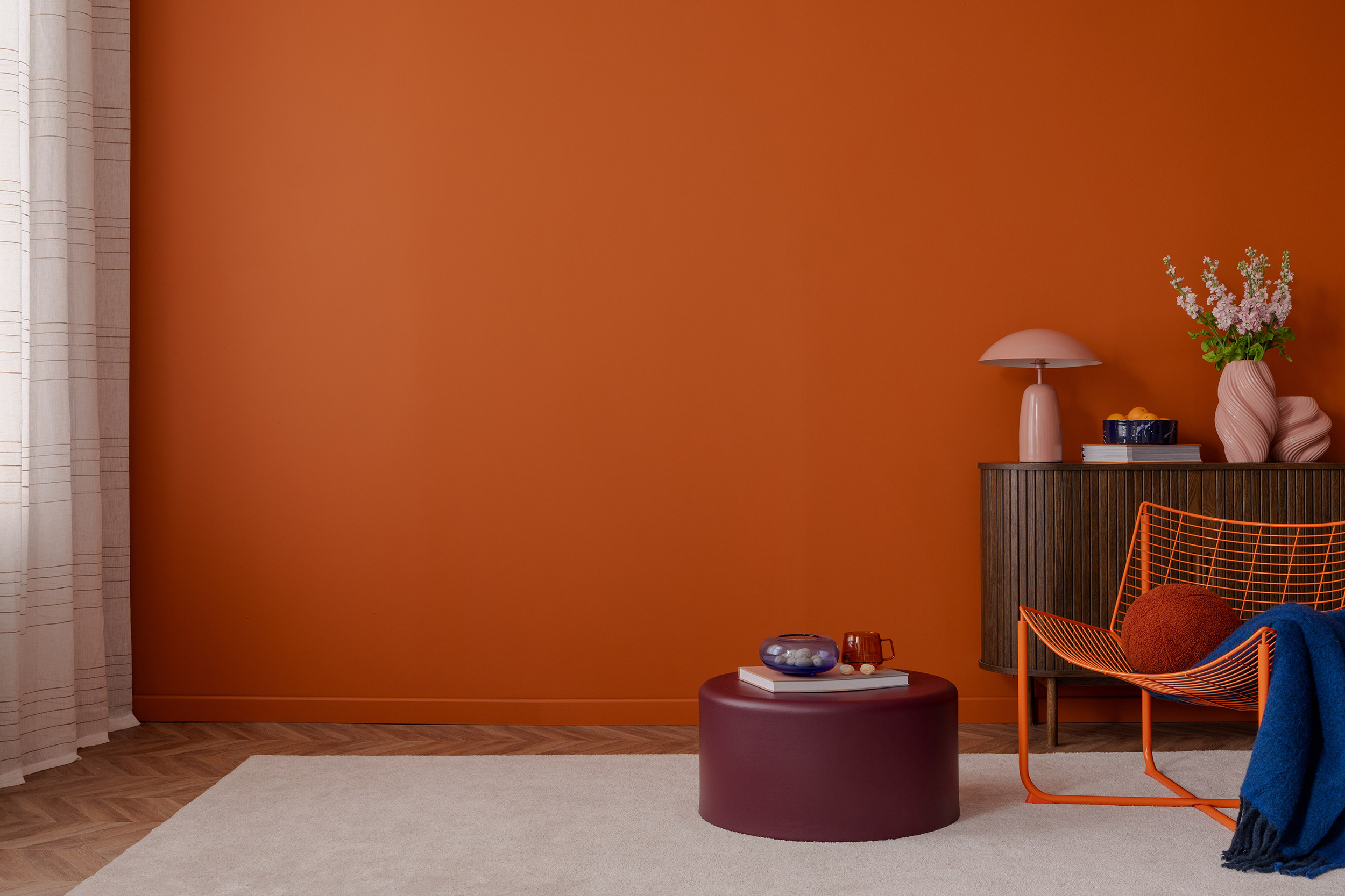 Rot-orange Wand mit Lesesessel