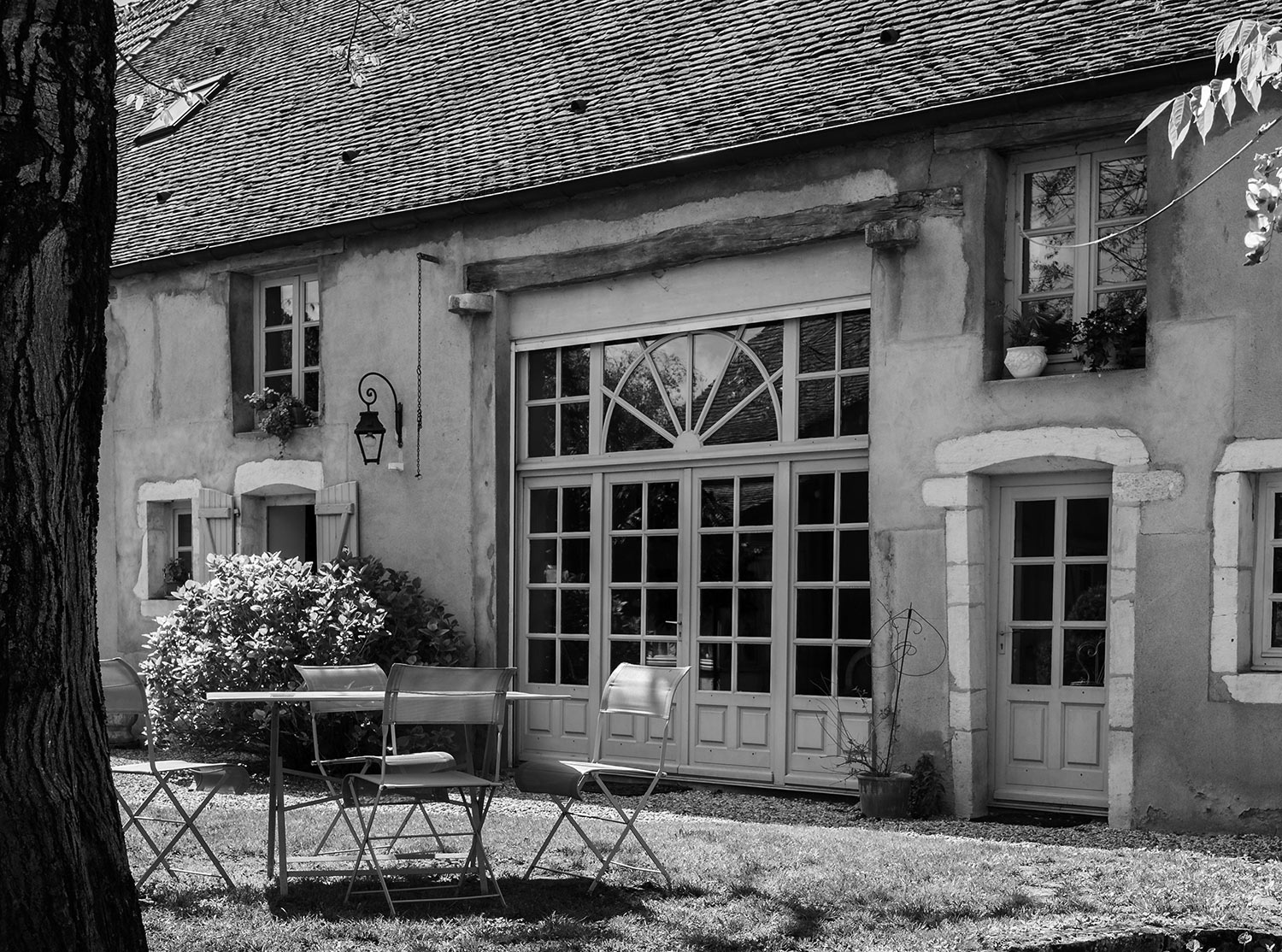 Schwarzweiß-Aufnahme eines alten Hauses